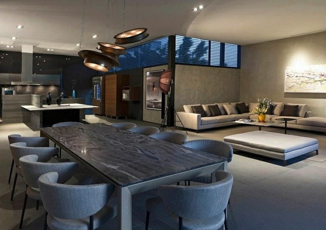 Jedáleň kuchyňa čalúnený nábytok vysoké okná