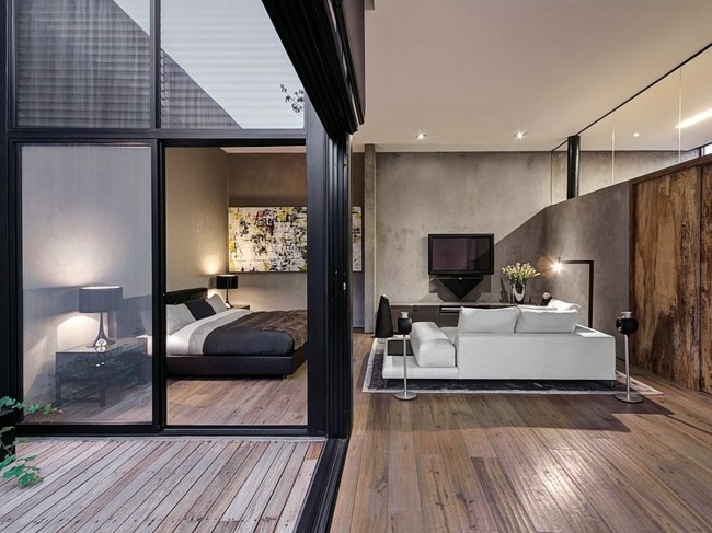 Drevené podlahové dosky domáceho kina so sklenenou fasádou