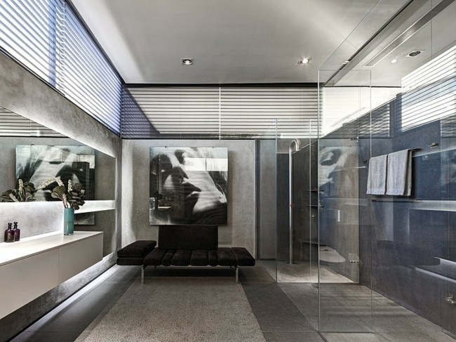 Sprcha sklenená stena umývadlo mramorová podlaha