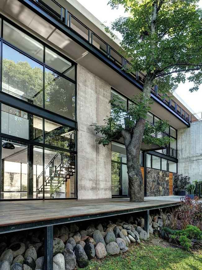 Sklenená fasáda drevo terasa kamene betónové prvky schodisko