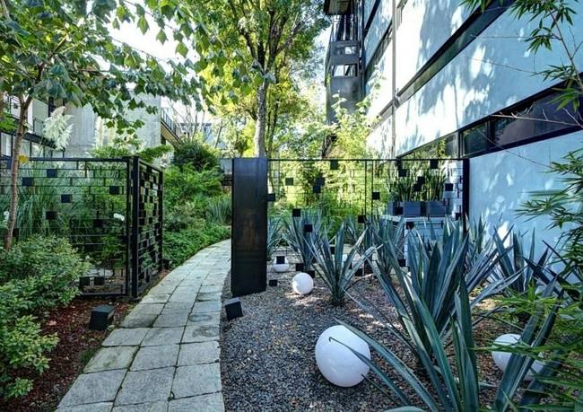 Obytný dom záhradný dvor kamenná cesta podlaha osvetlenie kovový záhradný plot