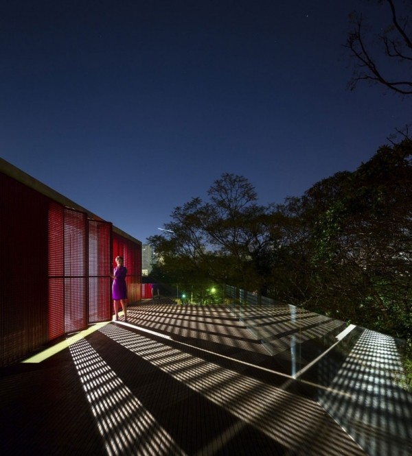 Strešný balkón presklené zábradlie vchod červená brána