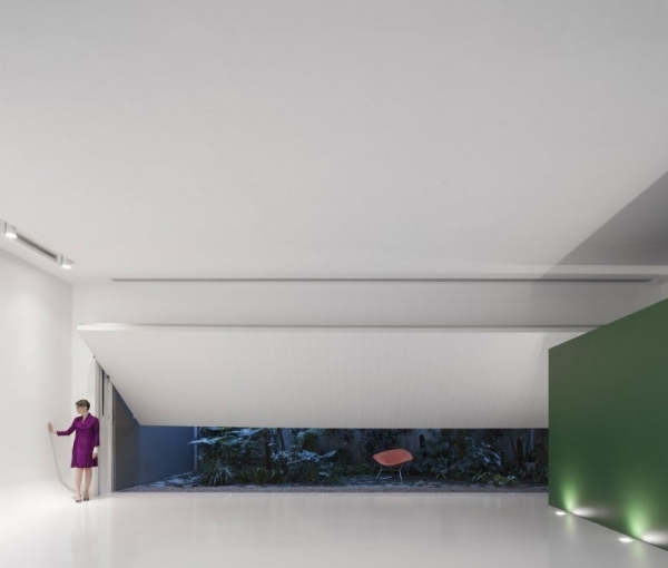 Pevný dom Brazília Sao Paolo biela brána otvorená mechanicky