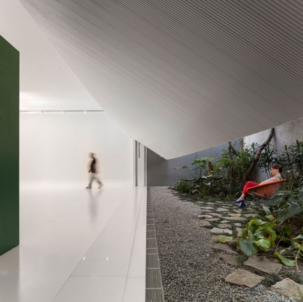 Studio R Vnútorná kovová brána otvárateľná do záhrady