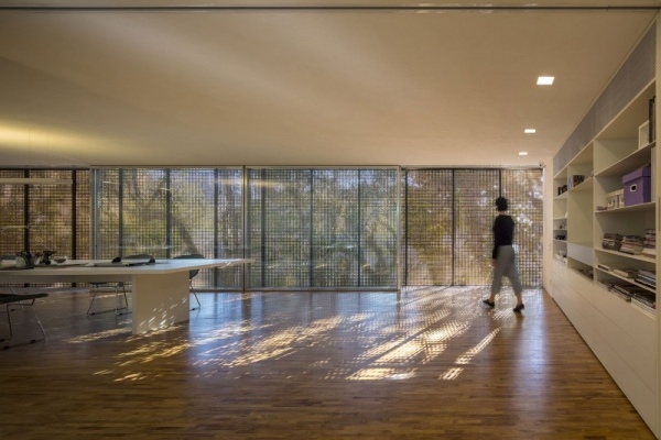 Interiérový dizajn transparentnosti-myšlienka ochrany pred slnkom