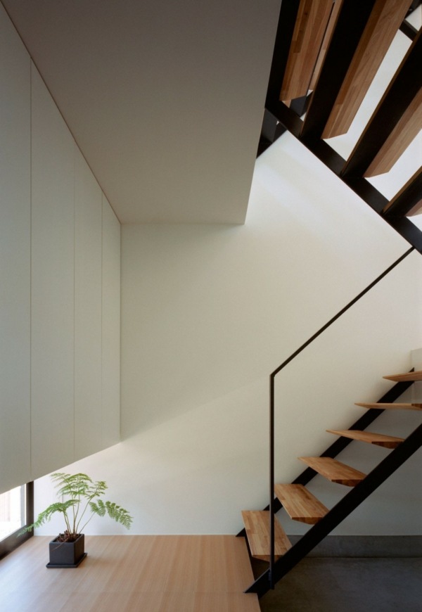 Schodisko z čierneho dreva malý rodinný dom