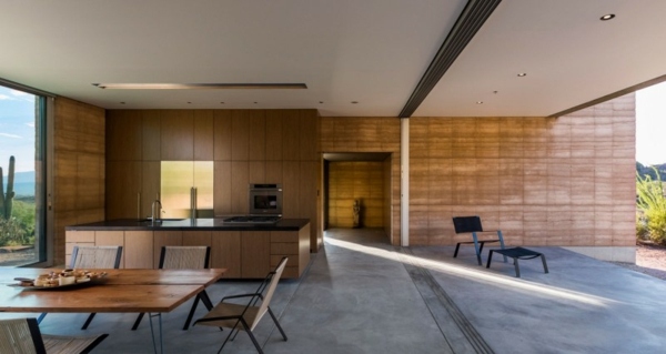 Drevená kuchyňa sklenená fasáda jedálenský kút zariadený moderným masívnym domom Jedálenský kút so sklenenou fasádou postavil moderný masívny dom