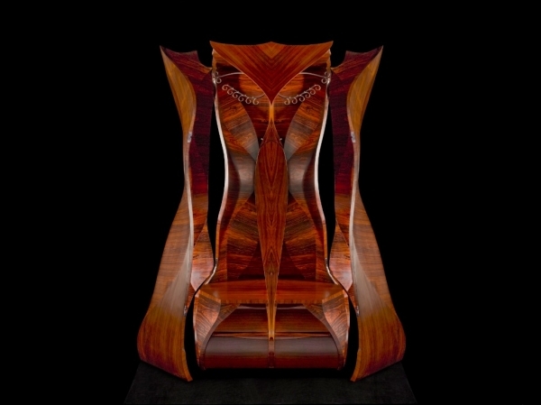 Šatníková skriňa z tmavého dreva v prevedení Tord-Boontje