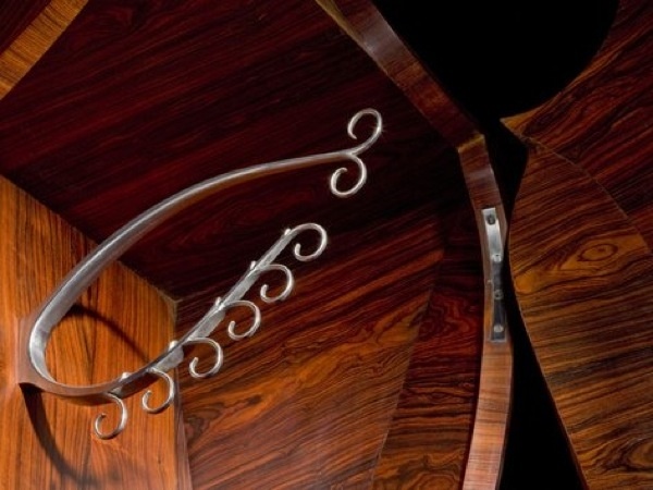 Šatník v retro vzhľade, drevená konštrukcia, zadná stena