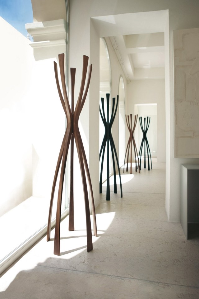 Vešiaky na šaty-plameniak-pripomínajúce-stromy-porada-doplnky-a-nábytok