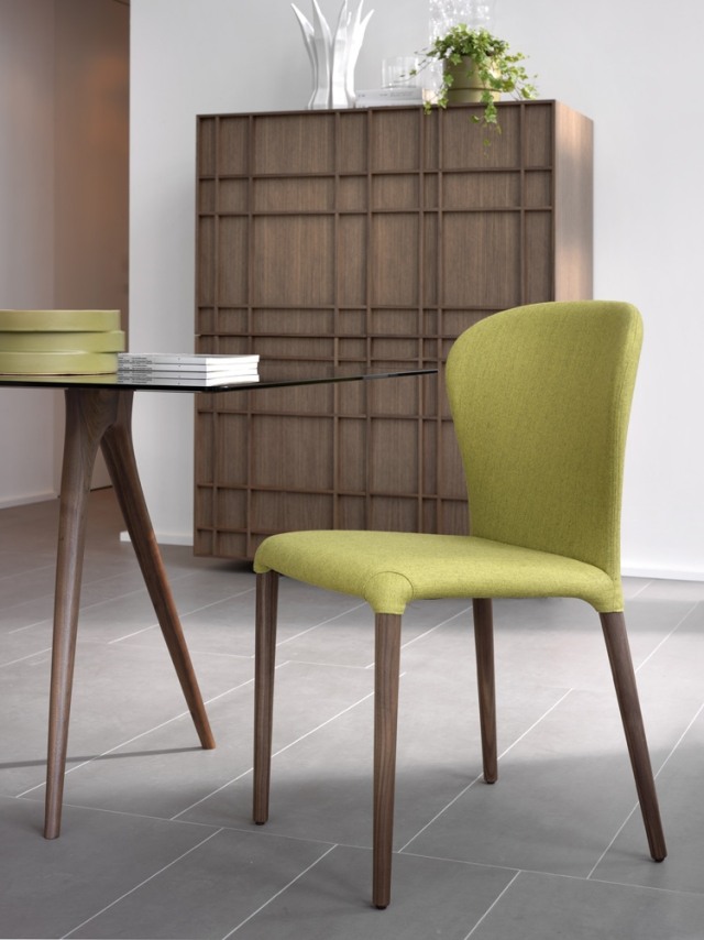 Drevená stolička-potiahnutá-látkou-astrid-olivovo-zelená-kredenc-kild-porada