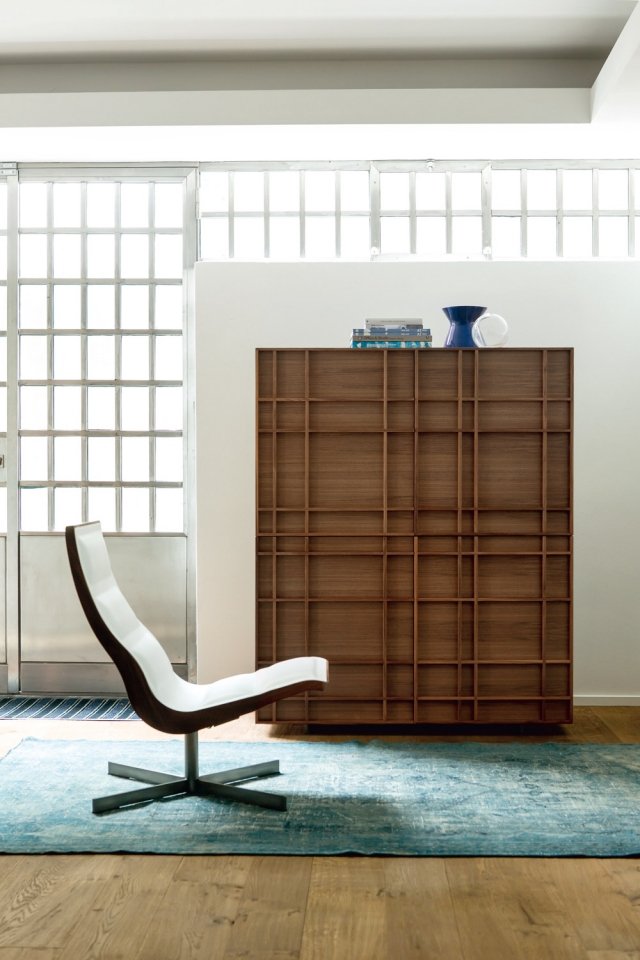 Skriňa-dizajn-Kild-Madia-masívne drevo-dekoratívna-skriňa-predná-porada