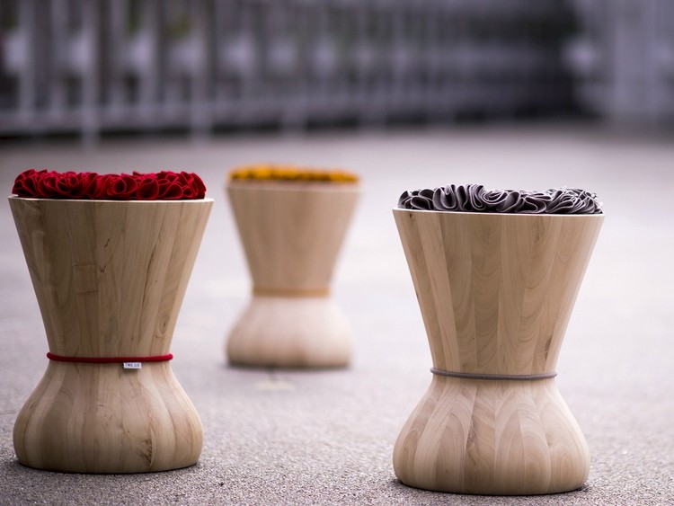 Elegantné taburetky od Two Six môžete používať vo vnútri aj zvonku nábytok-stolička z masívu-pravá drevená vlna-vnútorný-vonkajší-moderný-swithy-ts-studio-twosix