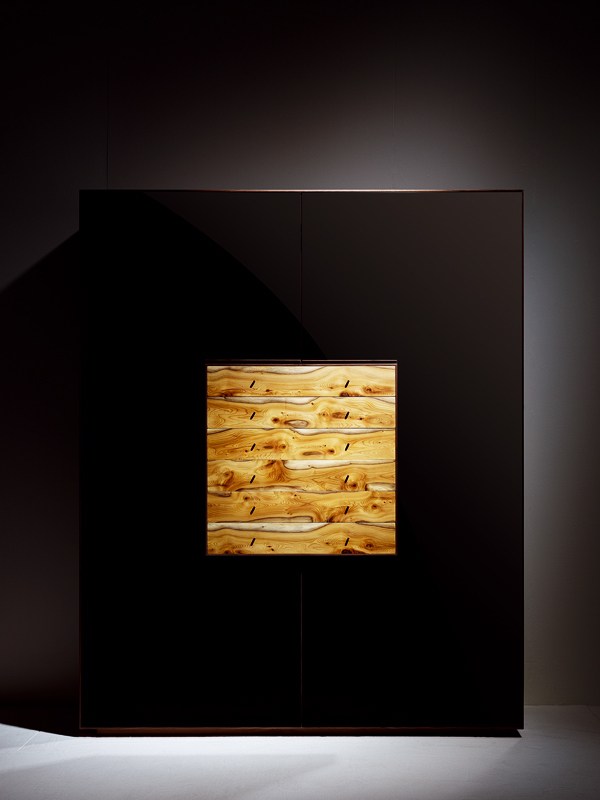 kozmos skrinka z masívneho dreva krása čierna scholtissek kosmos skrinka z masívneho dreva organická krása čierna scholtissek