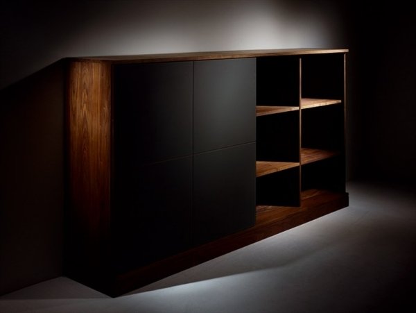 nástenné jednotky z opálovej TV poličky z čiernych panelov z masívneho dreva nástenná jednotka z opálového televízora, čierne panely z masívneho dreva