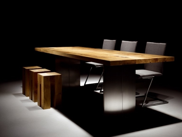 Rekultivovaný drevený jedálenský stôl od korpusu z nehrdzavejúcej ocele Scholtissek Jedálenský stôl z regenerovaného dreva, nábytok z masívu, stolík z nerezovej ocele Scholtissek