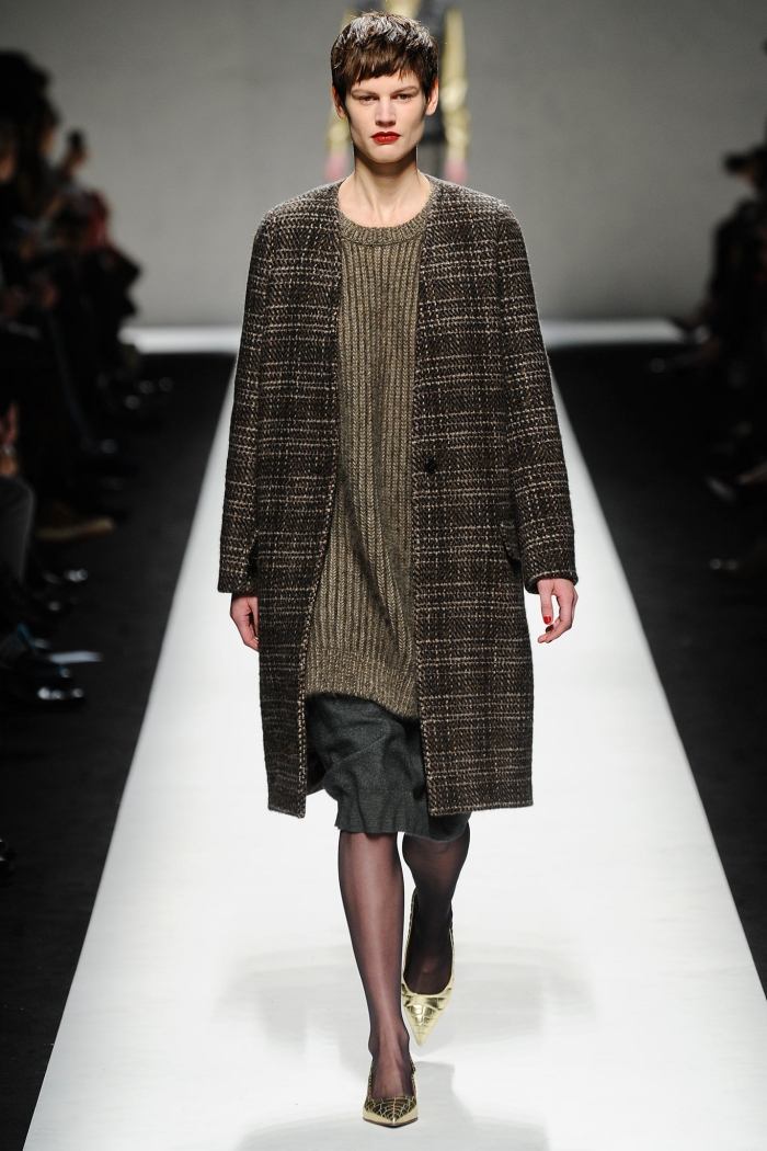 Tvídový kabát kombinovaný s dlhým svetrom a sukňou Max Mara Fashion Fall 2014 tweed-kabát-dlhý-sveter-sukňa