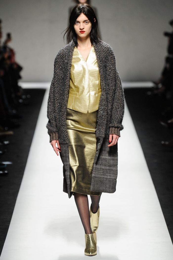 max-mara-mode-jeseň-2014-sveter-látka-kombinácia-zlatá vesta-sukňa