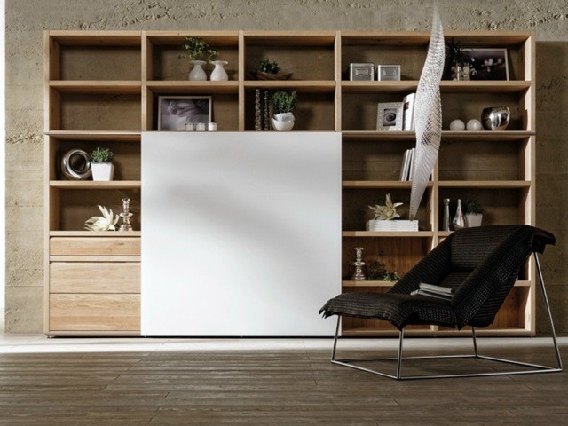 Nástenná jednotka biele plastové detaily kožené kreslo kovové Plastové detaily kožené kreslo vázy s kovovým rámom