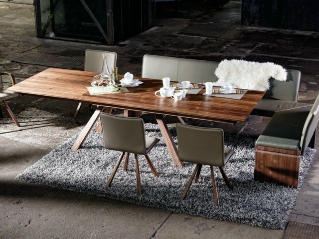 Jedálenský stôl dlhý jedálenský stôl so štyrmi stoličkami dlhý jedálenský stôl štyri nohy stoličky kožená lavica