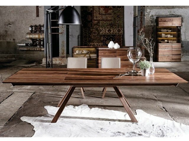 Štýlová jedáleň zariadená masívnym stolovým nábytkom Jedáleň rozložená stôl masívny nábytok cédrové drevo