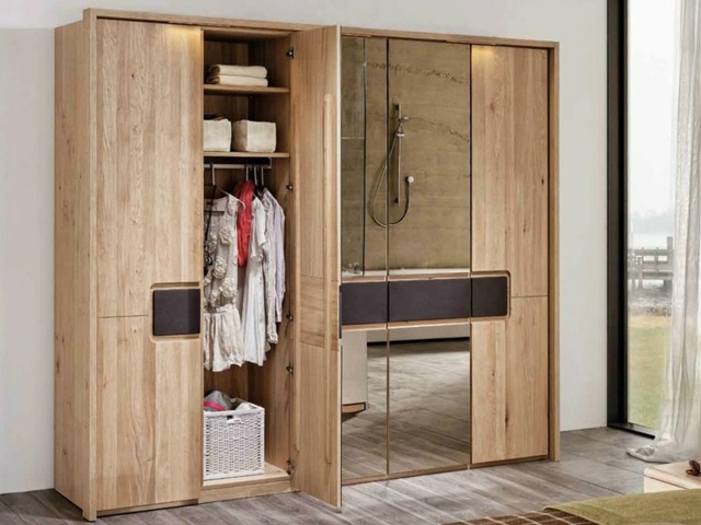 Spálňový dubový šatník svetlej farby zrnitý Šatníkové zrkadlové dvere svetlej farby