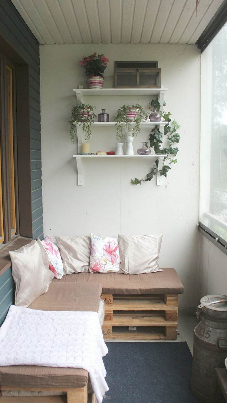 Sedací nábytok-vyrobený z europaliet-balkón-rohová sedačka-vankúše