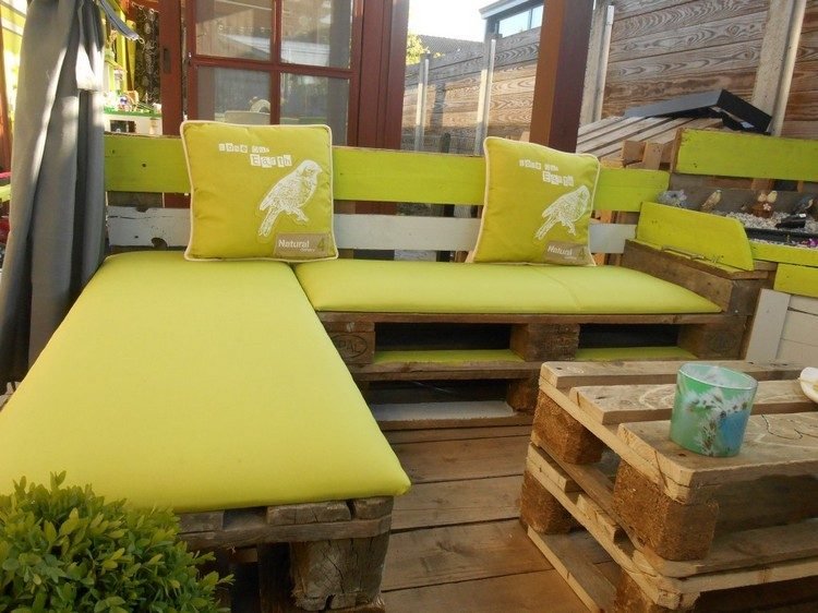 Sedací nábytok-vyrobený-z-europaletiek-sedačka-zelené-vankúše