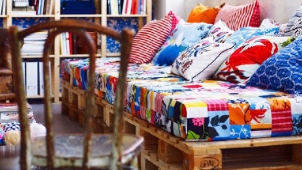 Ekologické nápady na dizajn paletovej sedačky