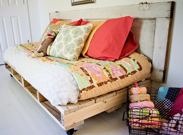 Živé nápady, dizajn drevenej paletovej sedačky