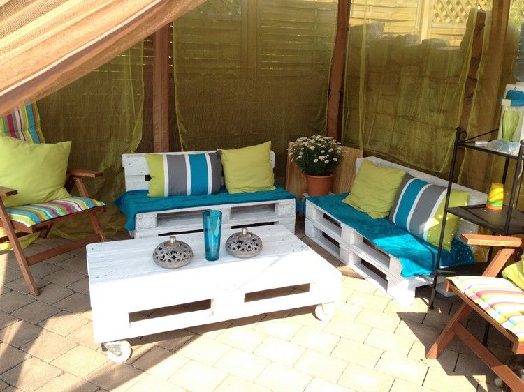 Nábytok vyrobený z europaliet, vankúšov s bielym lakovaním