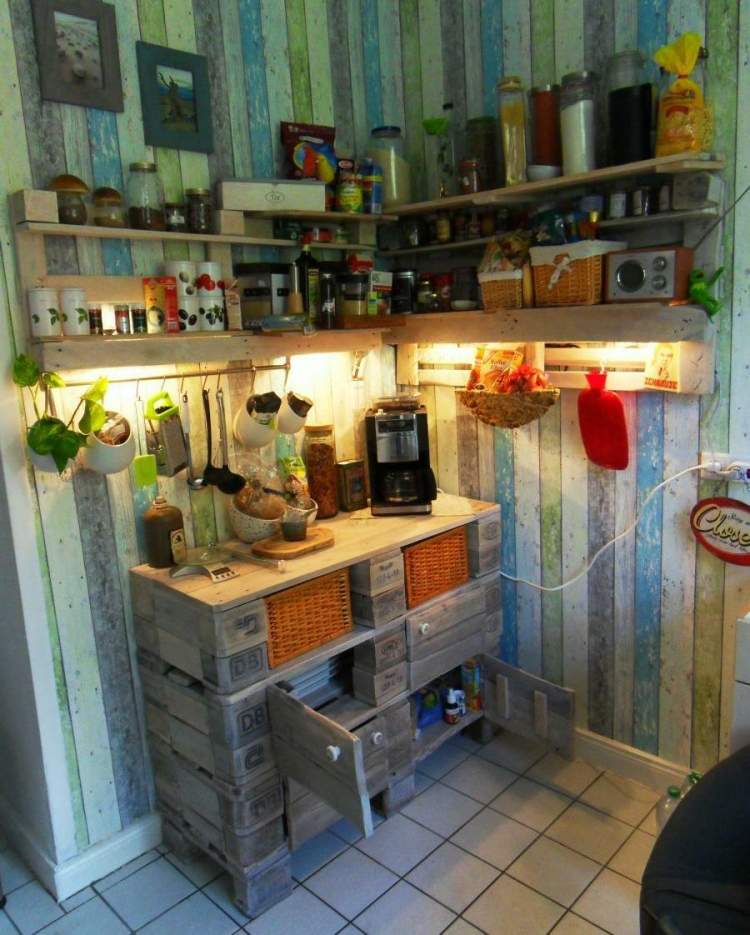 kreatívny kútik pre malé kuchyne s policami na korenie a drobnosti nábytok-europalety-kreatívne-urob si sám-komoda-kuchynské-poličky-cool