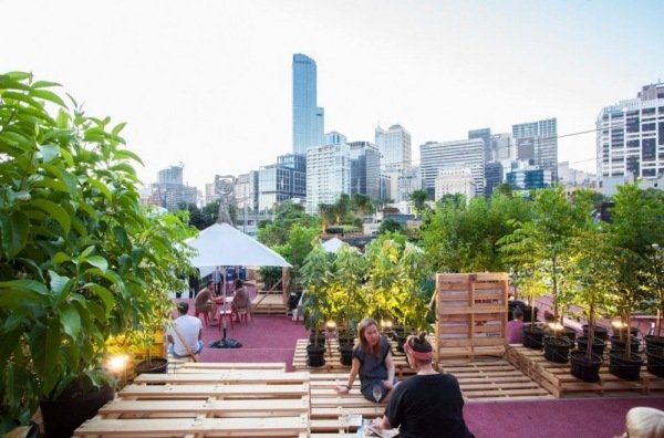 nábytok vyrobený z europaliet mestská kaviareň oáza pokoj