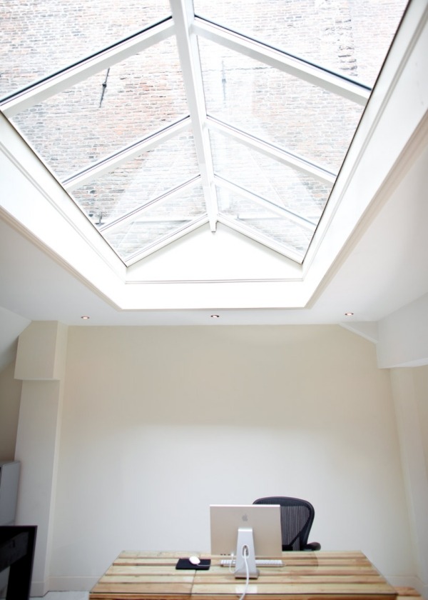 Písací stôl z drevenej palety do kancelárie Pracovný drevený paletový kancelársky svetlík