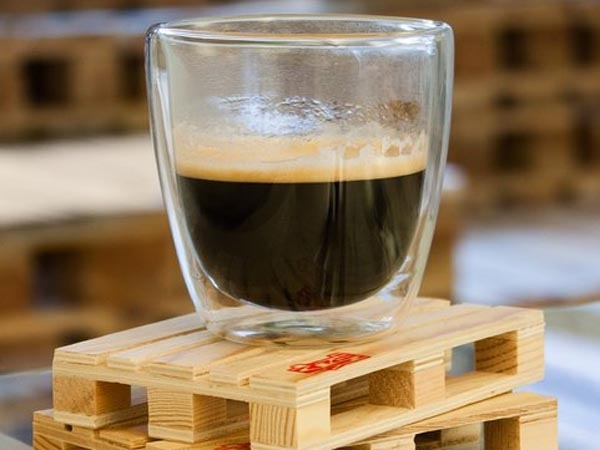 Kancelársky nábytok z drevenej palety šálok Kancelársky nábytok zo sklenenej podložky z drevenej palety