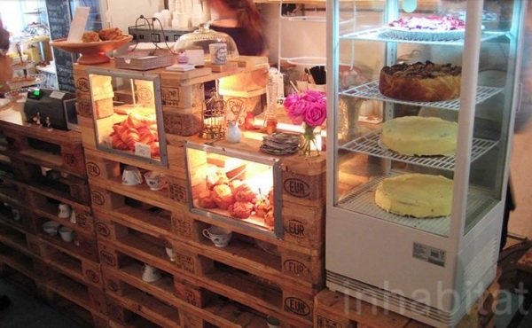 Nábytok vyrobený z europaliet pokladničné stohované palety