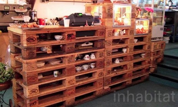 Pokladňa drevených paliet De Laatste Kruimel Café