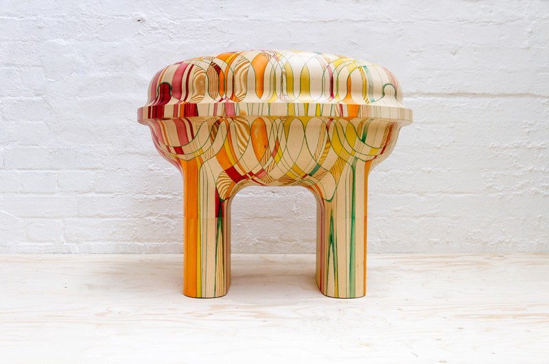 Nábytok-preglejka-jedálenský stôl-konferenčný stolík-geometrické-motívy-štyri-nohy