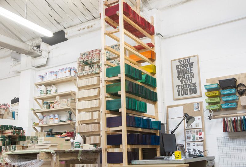 Nábytok-preglejka-stolové dosky-výrobca-tmavomodro-červená