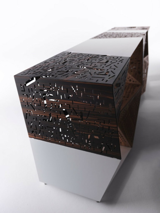 Kovové detaily moderných nábytkových dizajnérskych kúskov