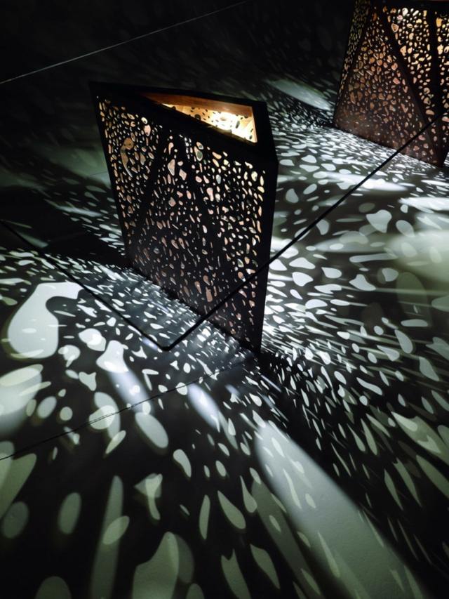 Kancelársky nábytok konferenčná miestnosť stolné sklo vstavané osvetlenie