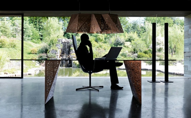 Prívesný konferenčný stolík zo svetlej betónovej podlahy s čelným sklom