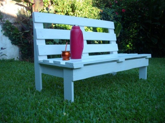 záhradná lavička budova z drevených paliet natretá na modro Postavte si vlastnú drevenú paletu na záhradnú lavičku natretú na modro