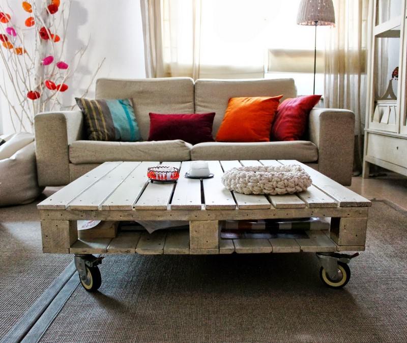 Nábytok-drevené palety-obývačka-drevené kolieska na stôl