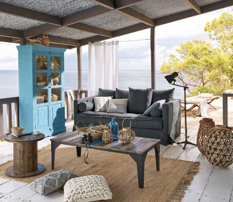 útulná atmosféra na rustikálne zariadenom vonkajšom terasovom nábytku z káblových bubnov