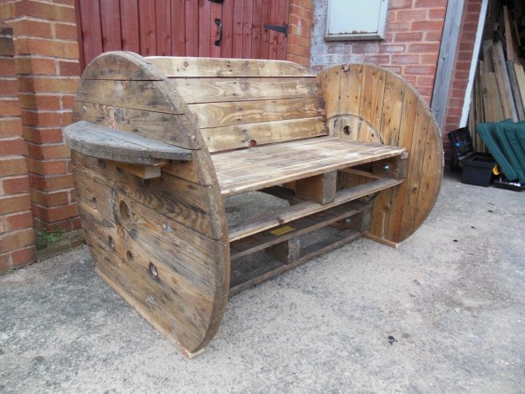 Postavte si vlastnú lavičku z káblového bubna v rustikálnom štýle s paletami