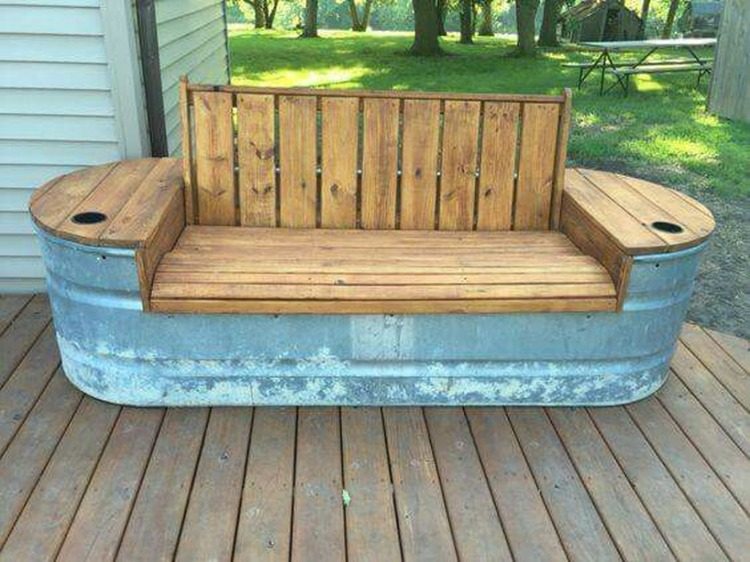 rustikálny nábytok vyrobený z káblových bubnov a oceľových vaní vytvára kreatívne nápady pre exteriér