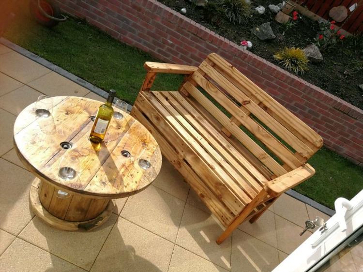 okrúhly stôl ako nábytok z káblových bubnov s držiakmi na poháre na víno šikovné nápady