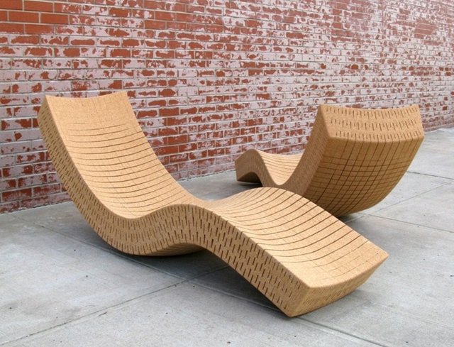 Polohovacie kreslo má pohodlný ergonomický tvar