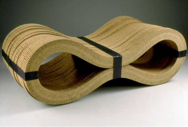 Záhradná lavica s moderným, mierne zvlneným ergonomickým tvarom